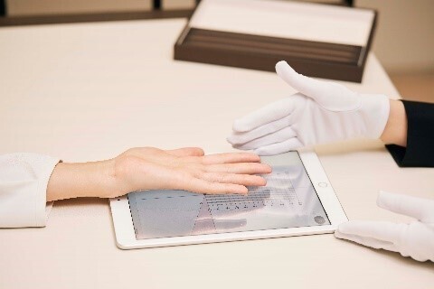 “本当に似合う”指輪が見つかる「パーソナルハンド診断」全店舗のタブレット端末に計測・診断ツールを導入