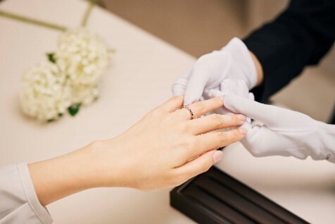 “本当に似合う”指輪が見つかる「パーソナルハンド診断」全店舗のタブレット端末に計測・診断ツールを導入