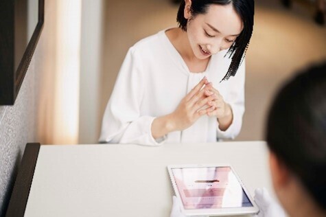 “本当に似合う”指輪が見つかる「パーソナルハンド診断」全店舗のタブレット端末に計測・診断ツールを導入