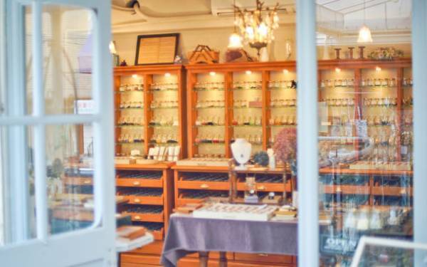 自由が丘のヴィンテージアクセサリーパーツ専門店「レミース」がヨーロッパの貴重なラッキーモチーフパーツを特別に集めた「le meace LUCKY MOTIF 2023」を開催。3/31まで