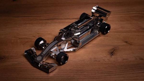 ウクライナ発！男心をくすぐる組み立て式メタルモデル「Metal Time」がMakuakeにて予約販売開始！