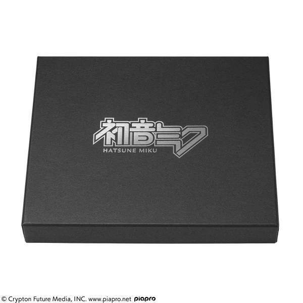 『初音ミク』をイメージしたスタイリッシュな本革財布と名刺入れがセットで登場！プレミコから販売開始