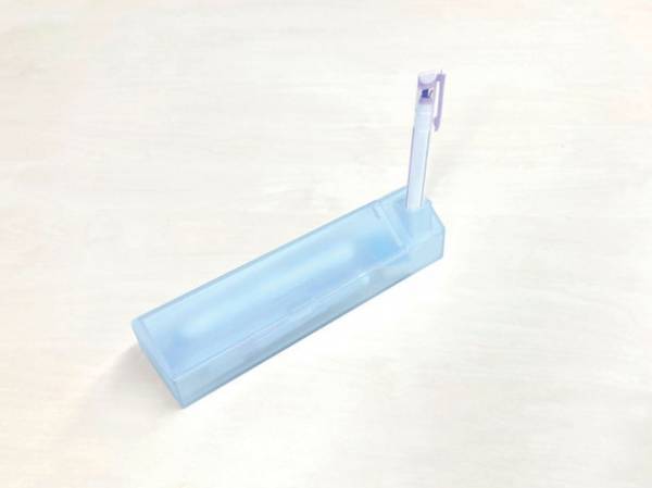 「煙突」はペン立て、「屋根」はペントレイに！？“すりガラス風”の透け感がかわいい『おうちペンケース』が1月下旬より発売