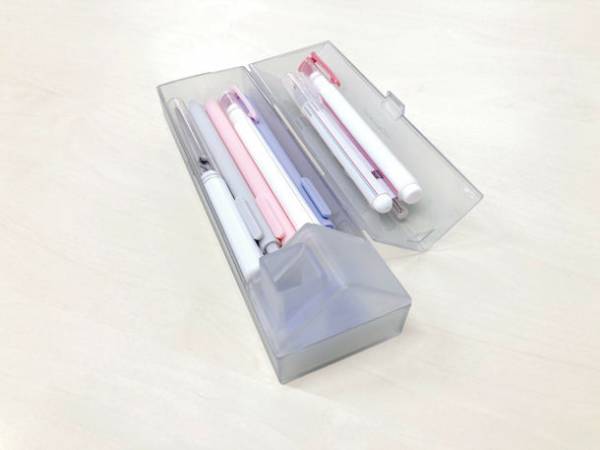 「煙突」はペン立て、「屋根」はペントレイに！？“すりガラス風”の透け感がかわいい『おうちペンケース』が1月下旬より発売