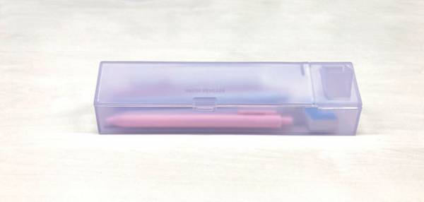 「煙突」はペン立て、「屋根」はペントレイに！？“すりガラス風”の透け感がかわいい『おうちペンケース』が1月下旬より発売