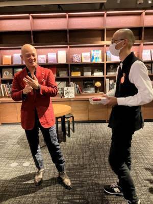 本屋さんでもバレンタイン商戦！？6万部突破のベストセラー鴨頭 嘉人著『コミュニケーション大全』に梅田 蔦屋書店限定ギフト用パッケージが登場！