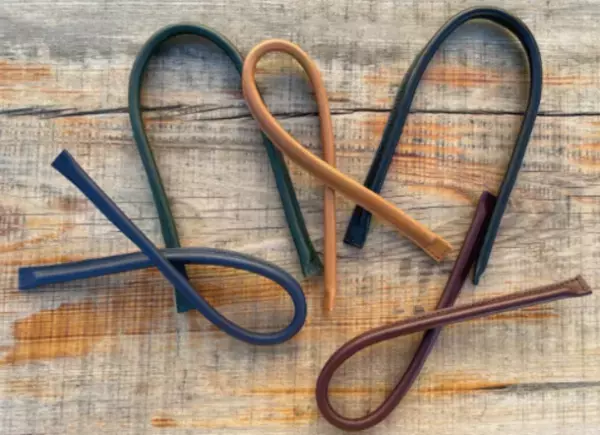 掛ける立てる束ねる、自由自在にカタチを変えることができるレザーフックのMakuakeプロジェクトが1月29日より公開中　2月2日時点で目標の885％達成