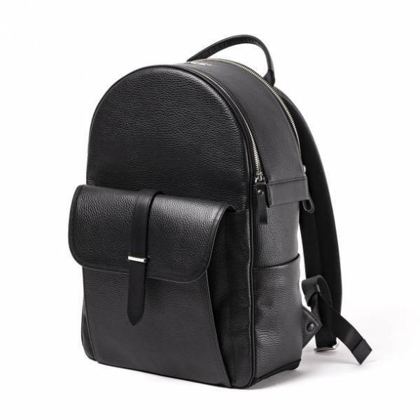 写真愛好家のための高級感と機能性に優れた“プレミアム　レザー・バックパック”を2月10日に発売