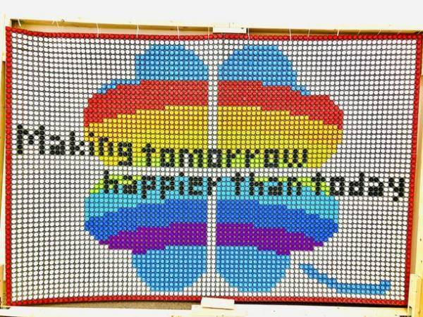 福知山市に特大キャップアート登場！三恵グループの若手社員チームが、市内の団体とともにキャップアートを制作