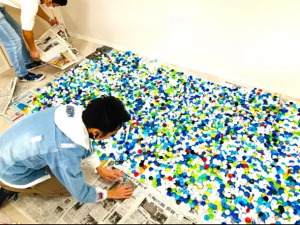 福知山市に特大キャップアート登場！三恵グループの若手社員チームが、市内の団体とともにキャップアートを制作