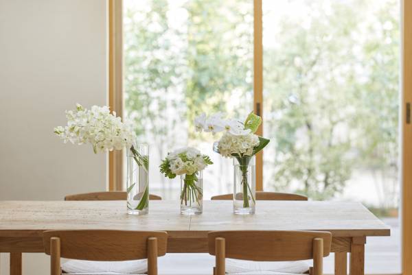 花祭壇『おうちへかえろう～日比谷花壇のお葬式 自宅葬専用花祭壇～』の3種類を、2月1日（水）から提供開始故人を思い出の詰まった自宅から送り出す自宅葬がしたい、と希望する人が21.4%
