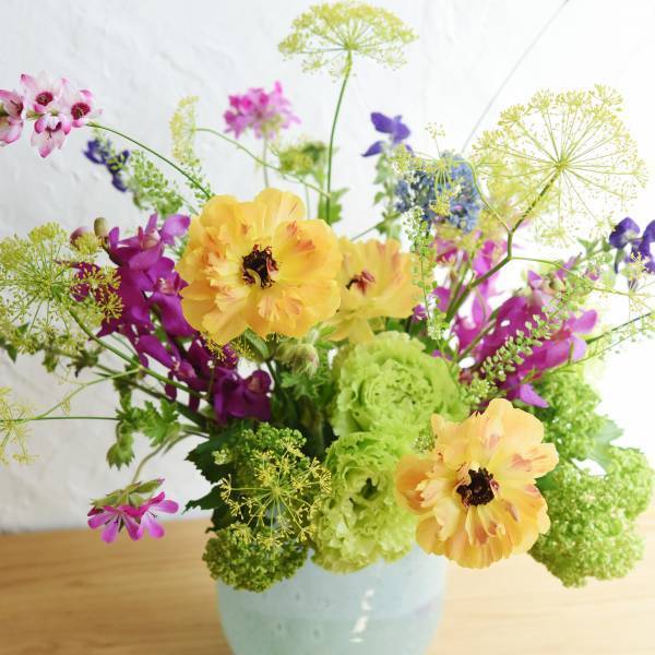 ～花とともに、グリーンを楽しもう～来店型の花のサブスク「ハナノヒ」の4種プランで、月1回に限り、日比谷花壇の植物ブランド「COTO tree」の植物との交換が可能に。2月1日（水）から4月30日（日）までの期間限定