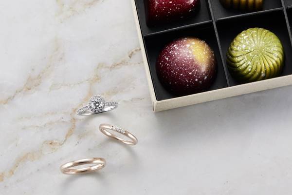 ～Happy Valentine’s Day～ 溶け込むように指にフィットするペールブラウンゴールドの結婚指輪