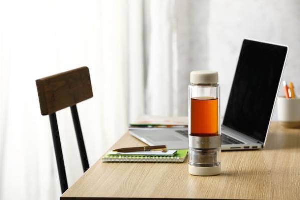 ティーポットとタンブラーがひとつになったティーボトル「ツイスティープラス」がリニューアル！限定色「サクラピンク」を含めた3色は2月8日から、「カーネーションレッド」は3月上旬から発売