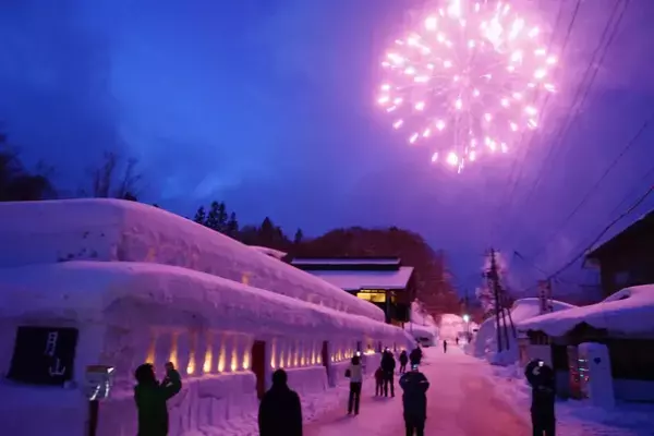 400年の宿場町、月山志津温泉の雪旅籠の灯り、幻想的な街並みを「冬の花火」で彩ります　月山志津温泉の雪旅籠の灯り
