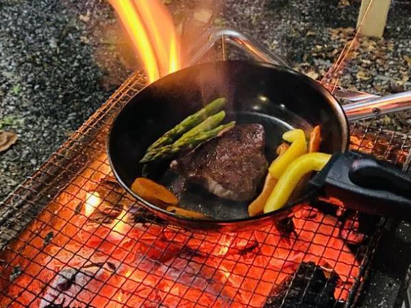 ソロキャンプを楽しむフライパン“ソロパン”　お肉も一気に焼ける分厚さなのに取っ手が取れてコンパクトに！Makuakeで2月26日(日)まで販売