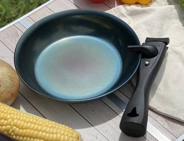 ソロキャンプを楽しむフライパン“ソロパン”　お肉も一気に焼ける分厚さなのに取っ手が取れてコンパクトに！Makuakeで2月26日(日)まで販売