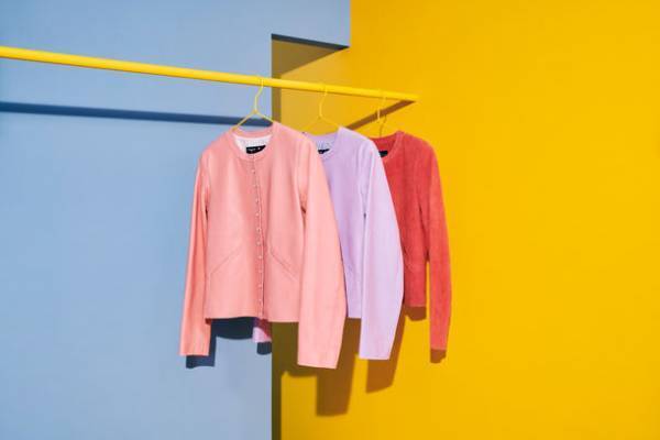 アニエスベー、2023春夏新作コレクション展開　晴れた日の空に映える色とりどりのバッグなどフレッシュなカラーを楽しめる新作をラインアップ