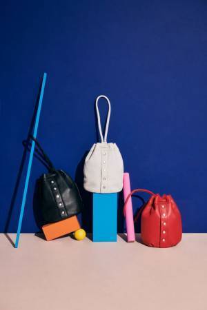 アニエスベー、2023春夏新作コレクション展開　晴れた日の空に映える色とりどりのバッグなどフレッシュなカラーを楽しめる新作をラインアップ
