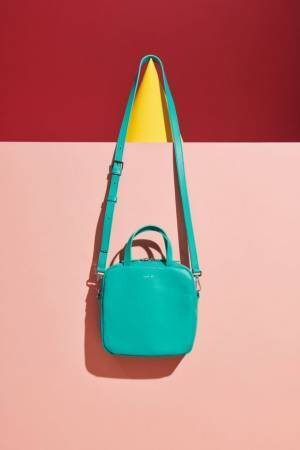 アニエスベー、2023春夏新作コレクション展開　晴れた日の空に映える色とりどりのバッグなどフレッシュなカラーを楽しめる新作をラインアップ