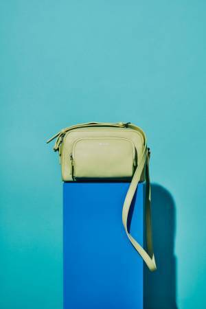 アニエスベー、2023春夏新作コレクション展開　晴れた日の空に映える色とりどりのバッグなどフレッシュなカラーを楽しめる新作をラインアップ