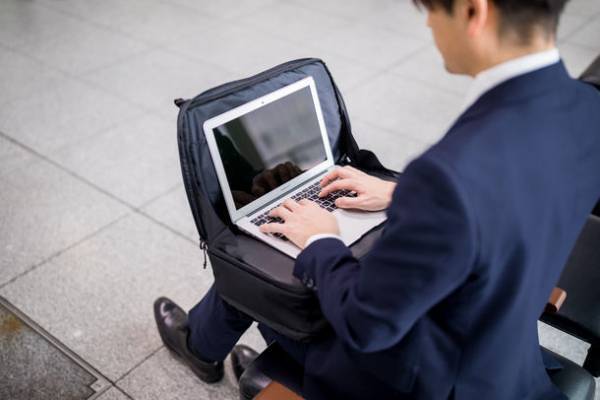 1秒も無駄にしない！PCデスク機能搭載“次世代バックパック”の予約販売を「Makuake」にて2月27日まで実施