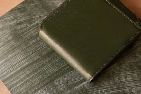 収納量が少ない。使いにくい。ミニ財布の不便を解決した、薄くて小さい財布『slim BRIDLE』を発売