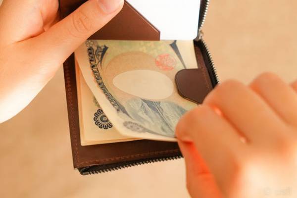 収納量が少ない。使いにくい。ミニ財布の不便を解決した、薄くて小さい財布『slim BRIDLE』を発売