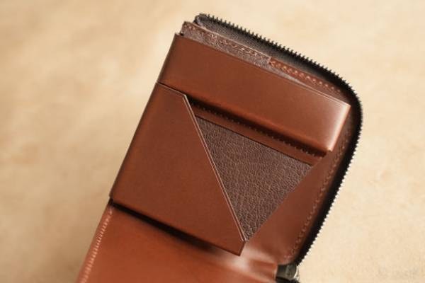 収納量が少ない。使いにくい。ミニ財布の不便を解決した、薄くて小さい財布『slim BRIDLE』を発売