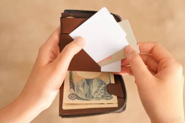 収納量が少ない。使いにくい。ミニ財布の不便を解決した、薄くて小さい財布『slim BRIDLE』を発売