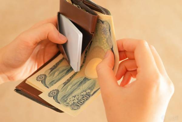 収納量が少ない。使いにくい。ミニ財布の不便を解決した、薄くて小さい財布『slim BRIDLE』を発売