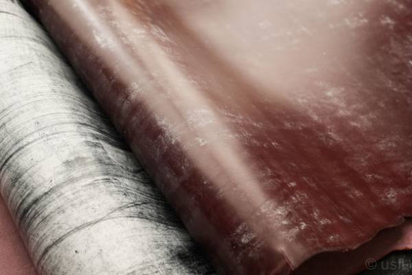 収納量が少ない。使いにくい。ミニ財布の不便を解決した、薄くて小さい財布『slim BRIDLE』を発売