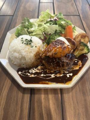 小田原市の大雄山線駅舎カフェ1の1にバレンタインを記念してハートのつり革が登場！伊豆箱根鉄道とコラボしたバレンタインデー特別企画も開催