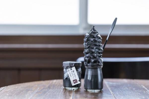 小田原市の大雄山線駅舎カフェ1の1にバレンタインを記念してハートのつり革が登場！伊豆箱根鉄道とコラボしたバレンタインデー特別企画も開催