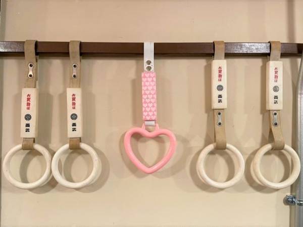 小田原市の大雄山線駅舎カフェ1の1にバレンタインを記念してハートのつり革が登場！伊豆箱根鉄道とコラボしたバレンタインデー特別企画も開催