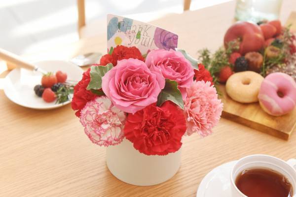 ～母と、母のような大切な人に、心からの「ありがとう」を。～日比谷花壇の母の日フラワーギフト2023年2月14日（火）から、日比谷花壇オンラインショッピングサイトで注文受付開始