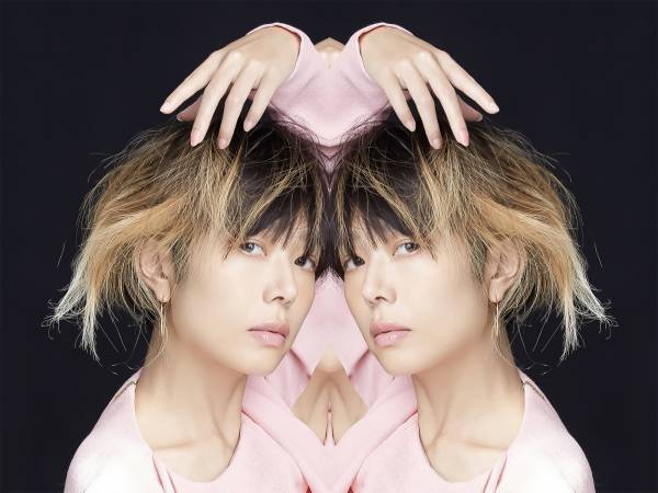 salyu × salyuがプラネタリウムのステージに登場『LIVE in the DARK w/salyu × salyu』