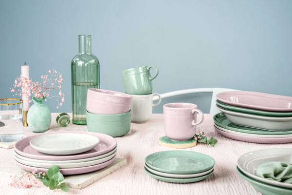 仏鋳物ホーロー鍋ストウブ　食器シリーズ「Dining line」から新色「シフォンローズ」を発売