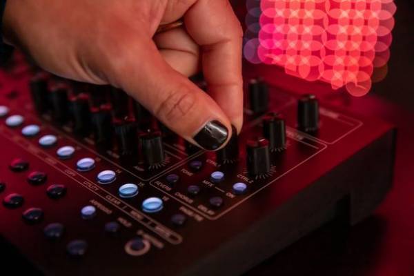 往年のアナログ・サウンドからデジタル・サウンドまで多彩な音作りを楽しめるコンパクトなシンセサイザーを発売