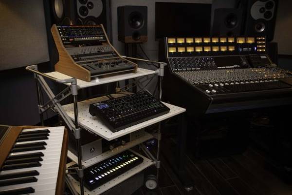 往年のアナログ・サウンドからデジタル・サウンドまで多彩な音作りを楽しめるコンパクトなシンセサイザーを発売