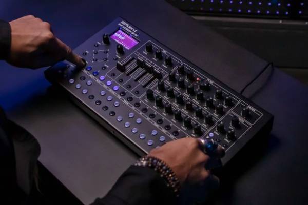 往年のアナログ・サウンドからデジタル・サウンドまで多彩な音作りを楽しめるコンパクトなシンセサイザーを発売