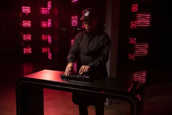 往年のアナログ・サウンドからデジタル・サウンドまで多彩な音作りを楽しめるコンパクトなシンセサイザーを発売