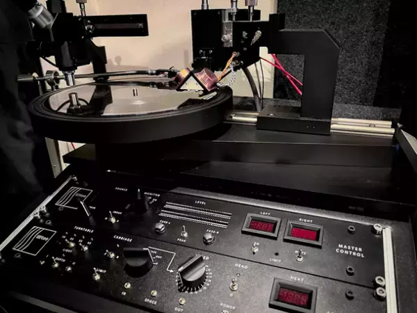 高音質なアナログレコードが制作できる次世代カッティングマシーン 世界で最初の1台を日本初導入！アナログレコードを制作開始