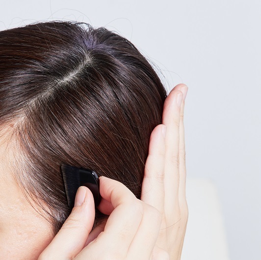 ～大人世代のお助けアイテム。サッとひと塗り、白髪を素早く簡単カバー～2023年4月20日（木）より、好評につき定番商品として新登場！『白髪カバーファンデーション』