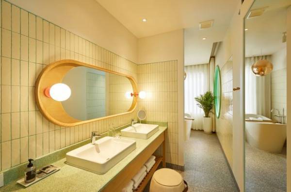 米国の権威ある旅行誌「コンデナスト・トラベラー」が2022年のホットリストにタイで唯一選出したホテル　ザ・スタンダード・ホアヒン　宿泊人数に応じて複数のヴィラと中庭を組み合わせてグループごとに独立したプライベート・ゾーンを作れる宿泊スタイル「ヴィレッジ・ヴィラズ」を提案・販売