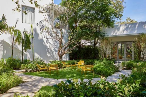 米国の権威ある旅行誌「コンデナスト・トラベラー」が2022年のホットリストにタイで唯一選出したホテル　ザ・スタンダード・ホアヒン　宿泊人数に応じて複数のヴィラと中庭を組み合わせてグループごとに独立したプライベート・ゾーンを作れる宿泊スタイル「ヴィレッジ・ヴィラズ」を提案・販売