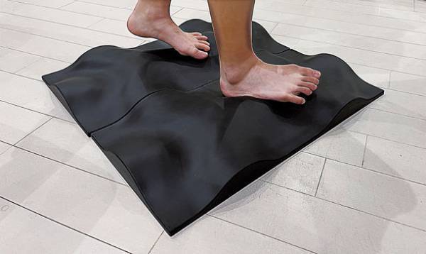 アダプベースを使ったエクササイズ体験会を全国で開催　自然の石や土の凹凸を再現し現代人が失った体の機能を獲得