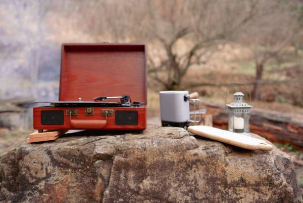 持ち運び可能“トランク型レコードプレーヤー”登場！3月30日まで「Makuake」で先行販売