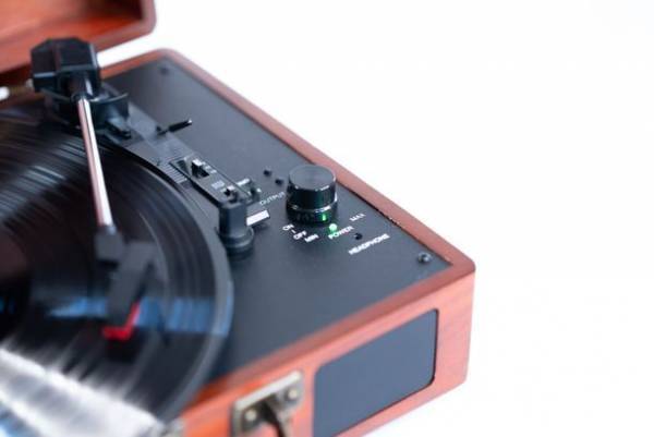 持ち運び可能“トランク型レコードプレーヤー”登場！3月30日まで「Makuake」で先行販売