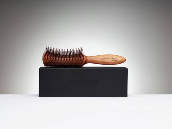 ＜特許取得＞日本初　髪の生えグセをほぐすことができるヘアブラシ　体験型ストアb8ta tokyo有楽町店・渋谷店にて展示販売